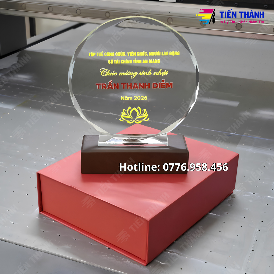 In UV Biểu Trưng Pha Lê, Thủy Tinh Theo Yêu Cầu – In Logo Sắc Nét